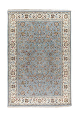 Alfombra Persa Nain en tonos celeste y beige con diseño floral tradicional