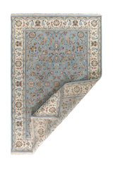 Alfombra Persa Nain con esquina doblada, guarda beige y motivos florales en tonos celestes