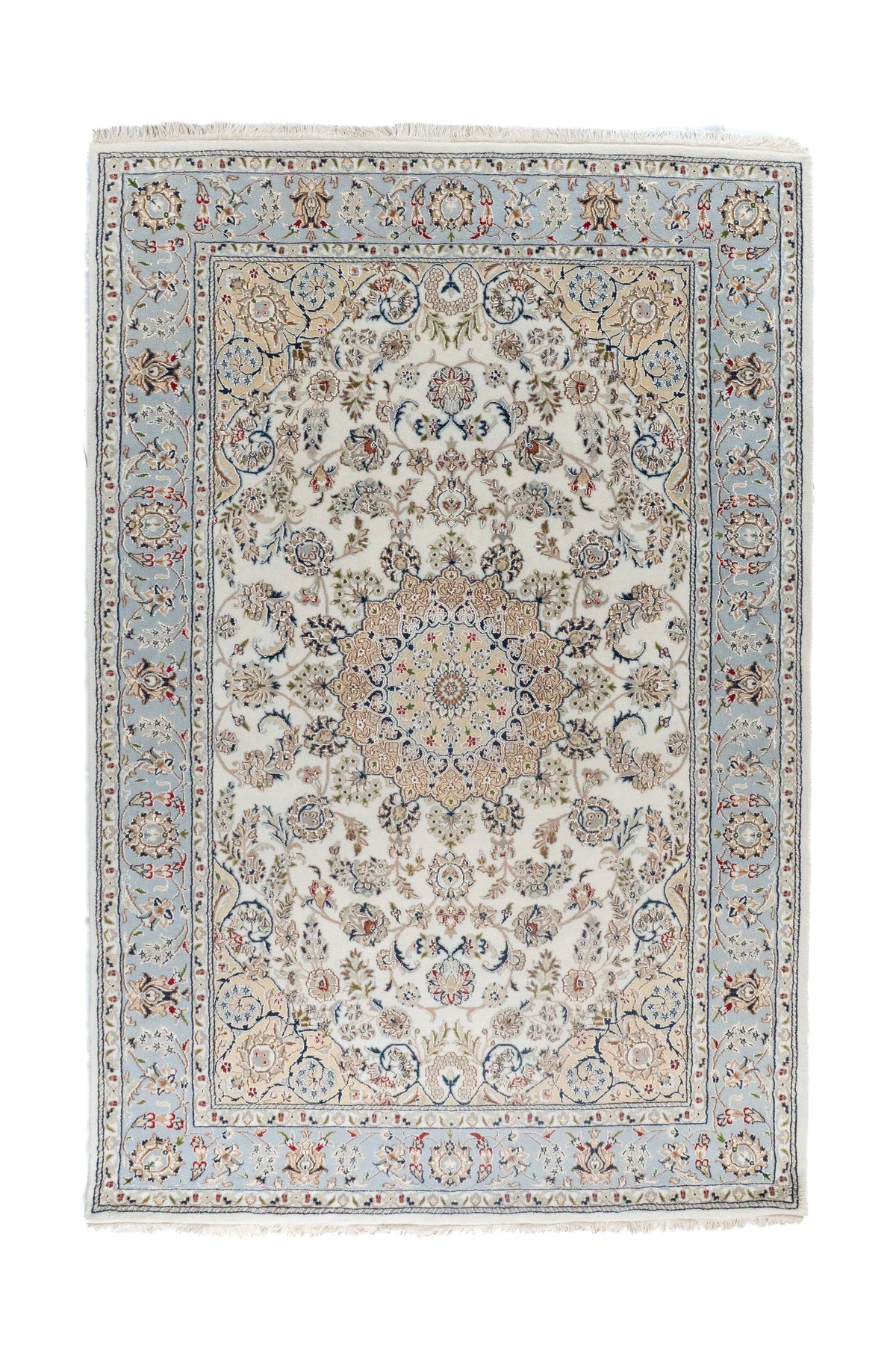 Alfombra Persa Nain en tonos beige y celeste con diseño floral tradicional y medallón central