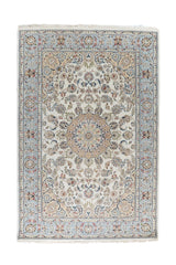 Alfombra Persa Nain en tonos beige y celeste con diseño floral tradicional y medallón central