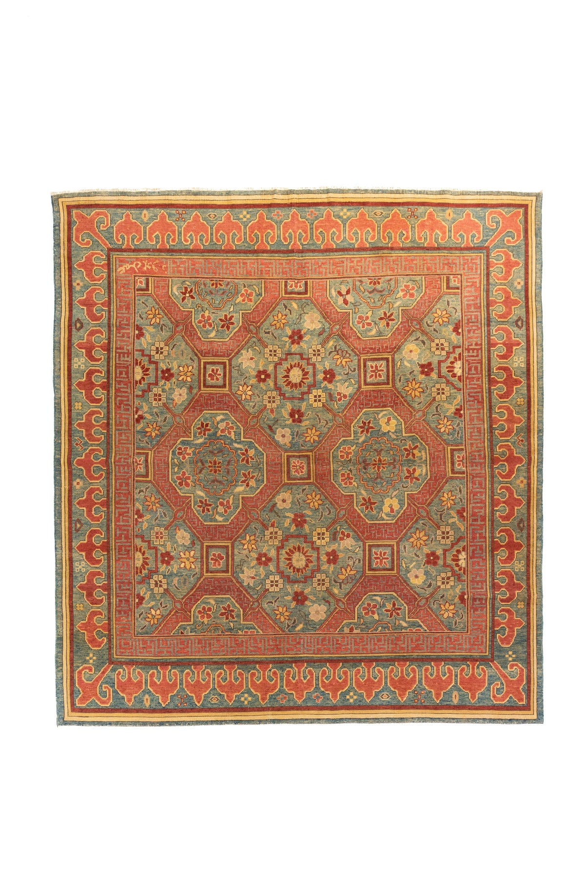 Alfombra oriental cuadrada en tonos azul, verde, rojo y beige con diseño geométrico floral y guarda ancha, vista completa