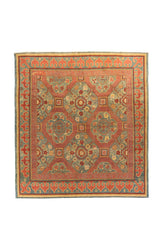 Alfombra oriental cuadrada en tonos azul, verde, rojo y beige con diseño geométrico floral y guarda ancha, vista completa