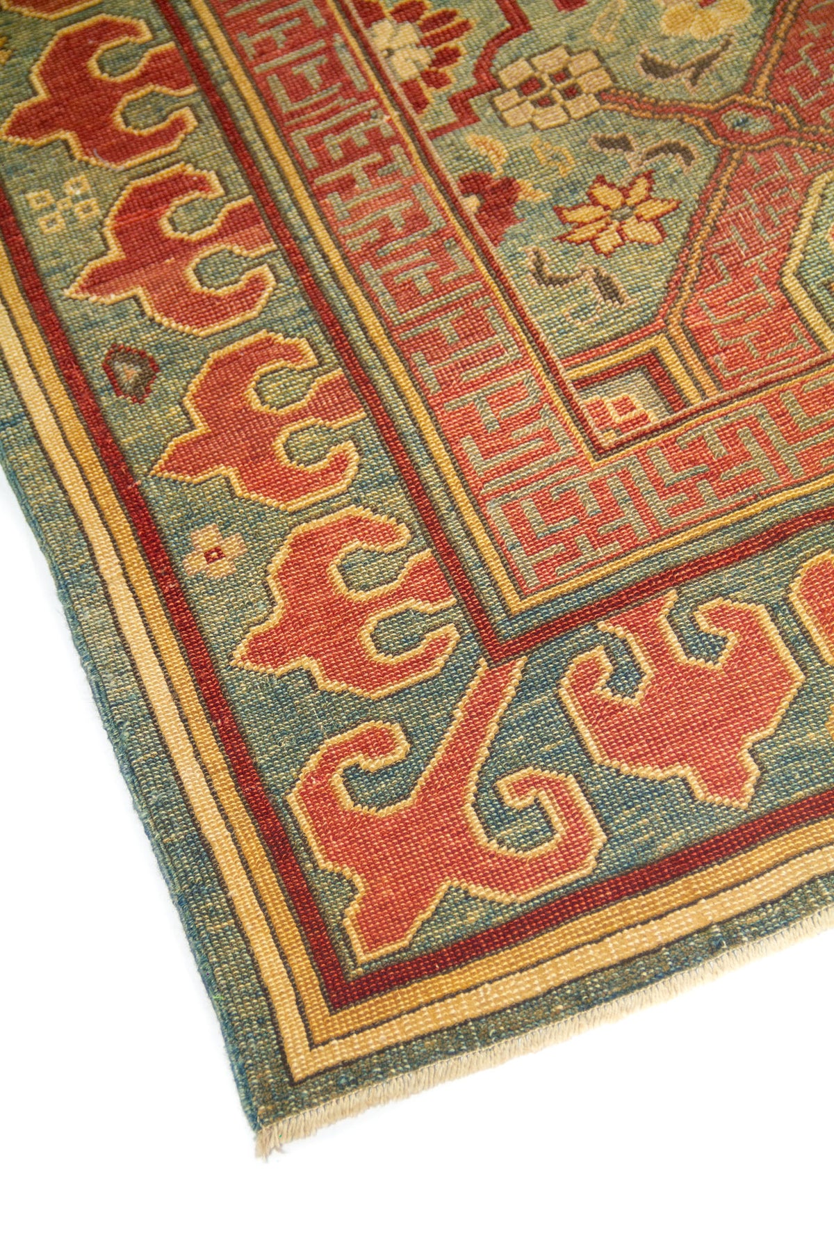 Acercamiento lateral que permite apreciar la estructura del diseño, compuesto por marcos geométricos y pequeños motivos florales distribuidos con armonía. El resultado es una pieza de fuerte identidad visual y gran equilibrio compositivo.