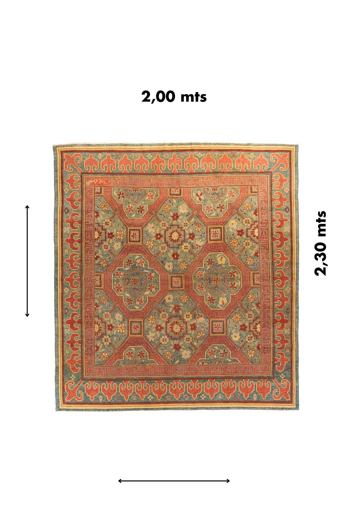 Imagen completa con medidas visibles de 2.00 x 2.30 metros. Esta vista permite dimensionar la pieza y apreciar la proporción entre el campo central, las franjas decorativas y la guarda principal.
