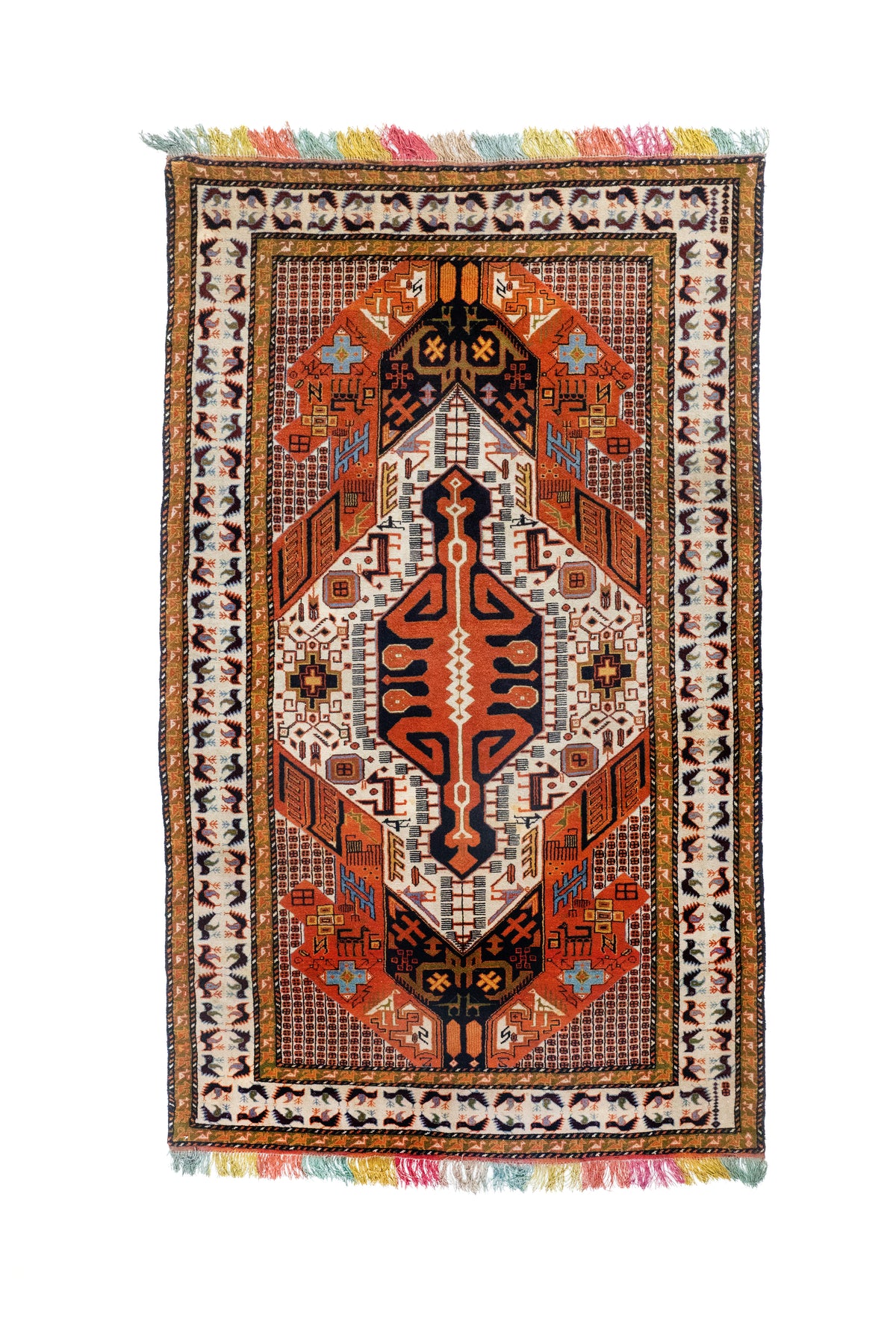 Alfombra Persa Sarouk rectangular en tonos naranja, blanco y negro con diseño geométrico