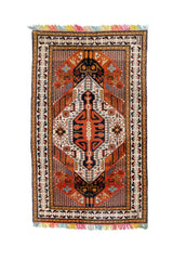 Alfombra Persa Sarouk rectangular en tonos naranja, blanco y negro con diseño geométrico