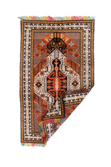 Alfombra Persa Sarouk con esquina doblada y diseño geométrico de inspiración tradicional