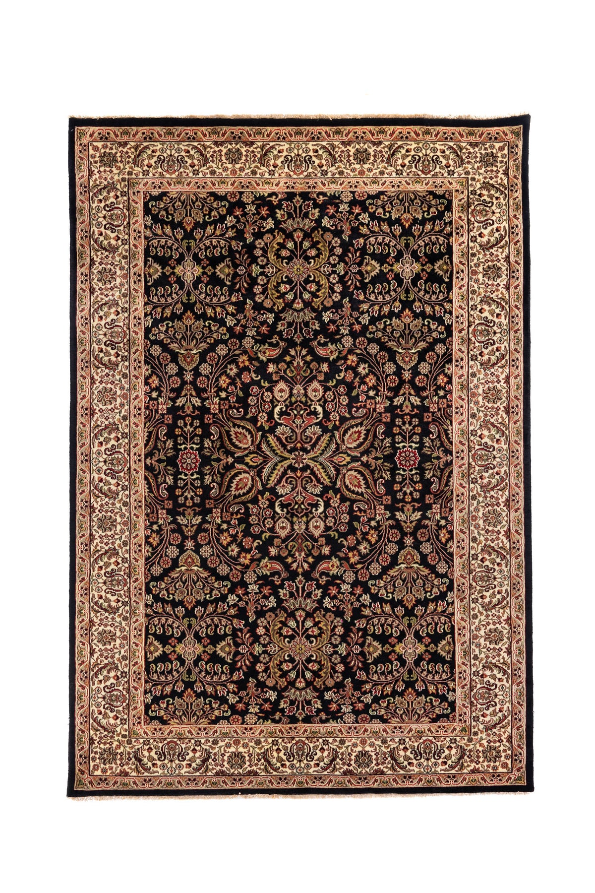 Alfombra rectangular de estilo oriental en tonos negro, blanco suave, rojo y verde oliva, con diseño floral simétrico y guarda clara ornamental.