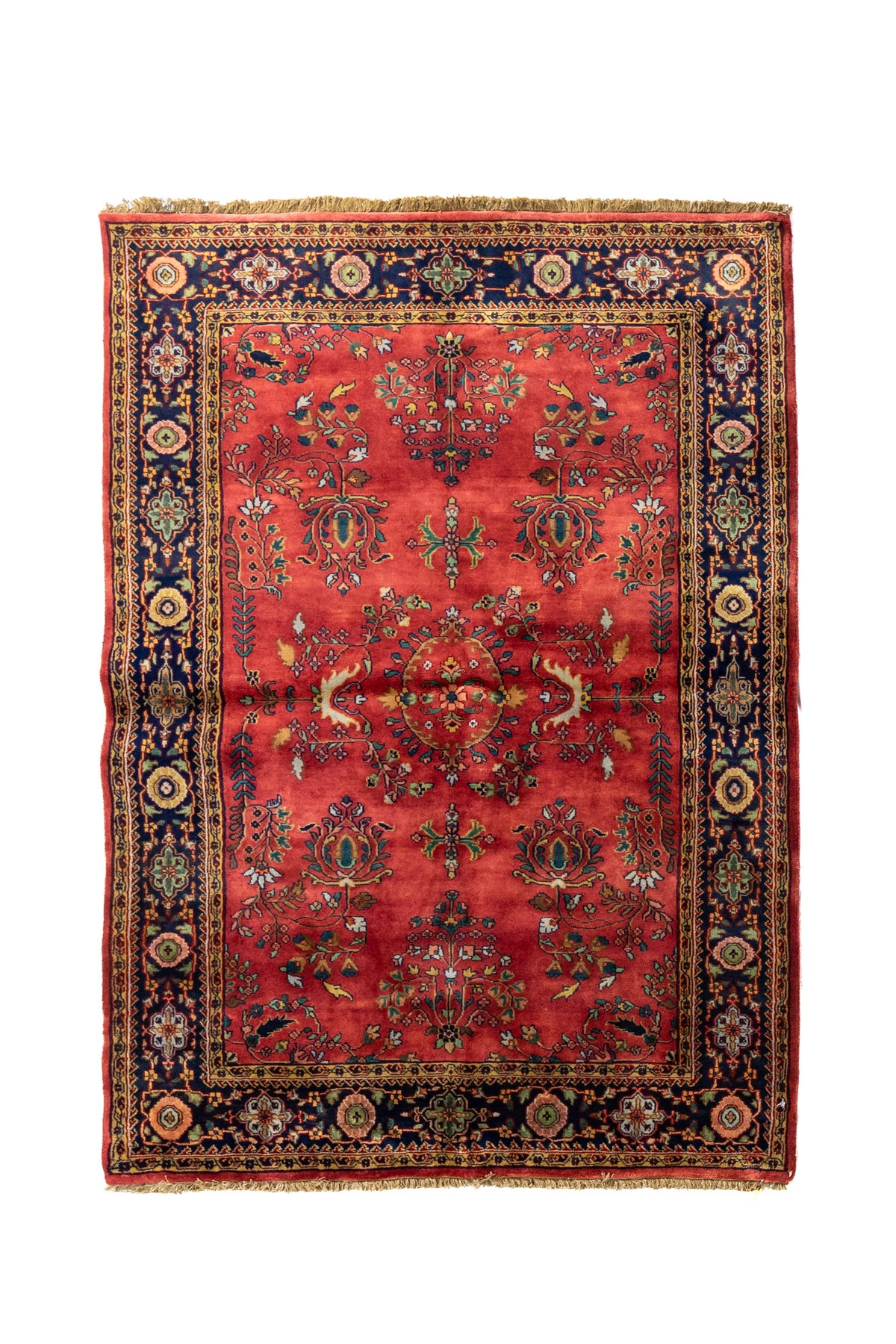 Alfombra clásica de estilo floral con fondo rojo coral, guarda azul marino y motivos ornamentales en tonos beige, verde y dorado.