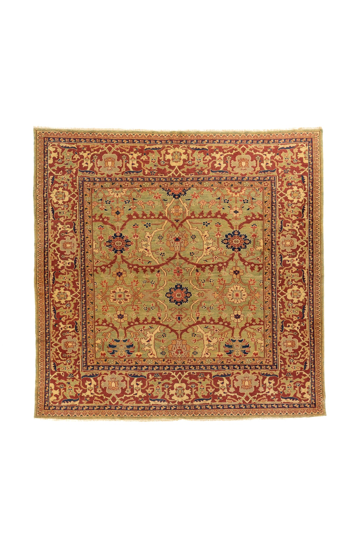 Vista general de una alfombra de estilo clásico oriental con campo central en verde oliva suave y una elegante guarda en tono rojo. Su composición simétrica combina flores, ramajes y ornamentos distribuidos con equilibrio y gran riqueza decorativa.