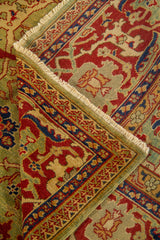 La alfombra aparece parcialmente doblada, mostrando su textura, flexibilidad y la estructura del reverso. El acercamiento permite apreciar la densidad del diseño y la continuidad ornamental entre centro y bordes.