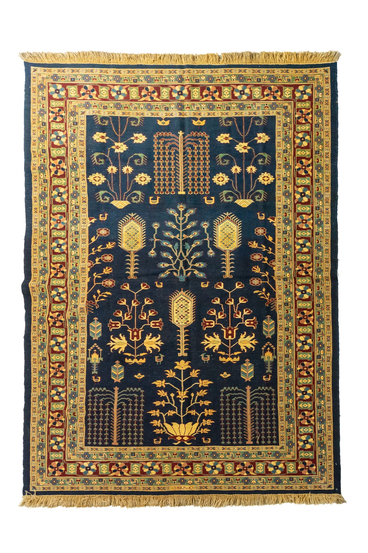 Alfombra rectangular azul oscuro con motivos florales y botánicos en tonos beige, verde, rojo y dorado