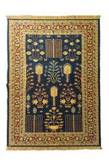 Alfombra rectangular azul oscuro con motivos florales y botánicos en tonos beige, verde, rojo y dorado