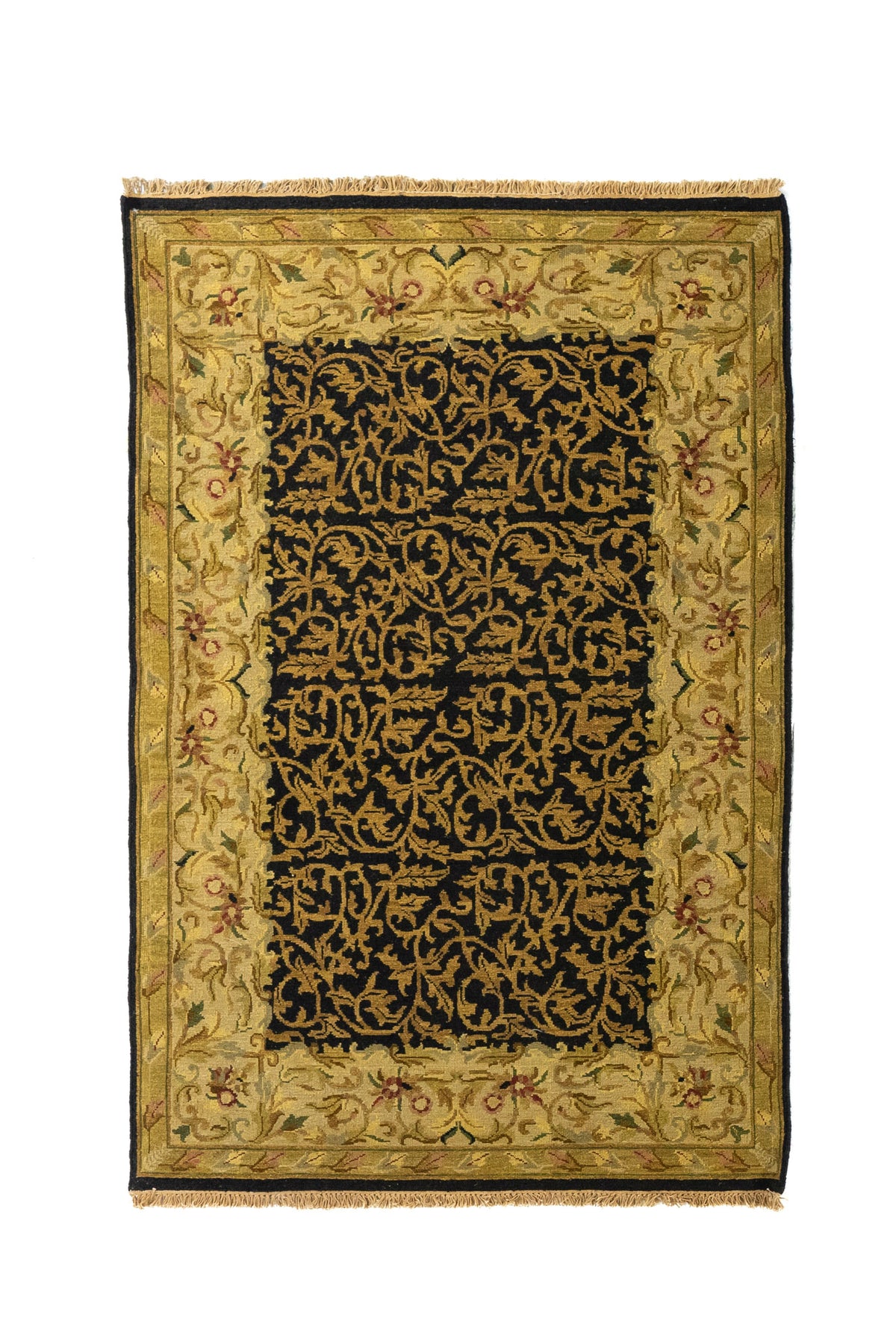 Alfombra clásica en tonos negro, dorado y verde con diseño central de arabescos vegetales y guarda floral ornamental