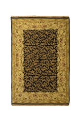 Alfombra clásica en tonos negro, dorado y verde con diseño central de arabescos vegetales y guarda floral ornamental