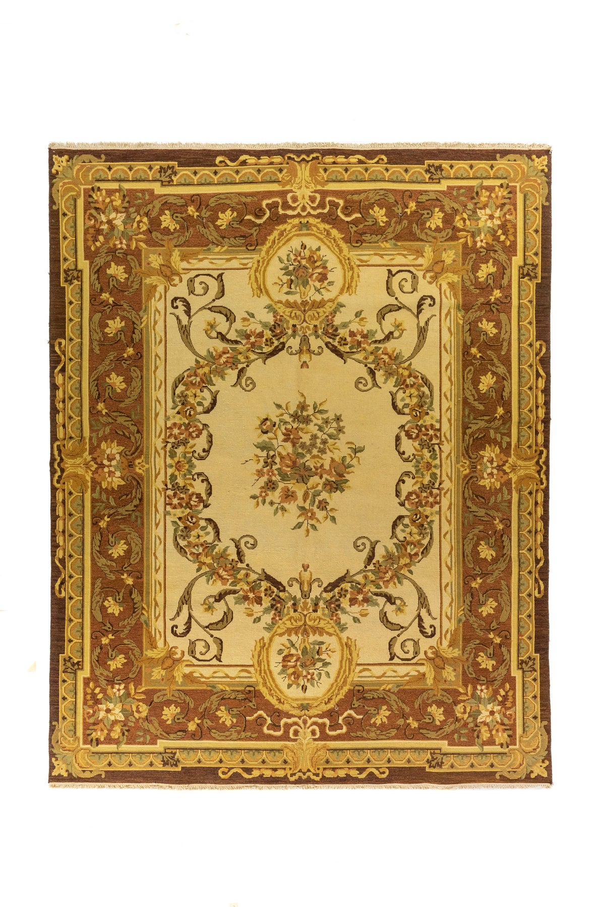 Alfombra clásica en tonos beige, marrón y dorado con composición floral central y amplia guarda ornamental