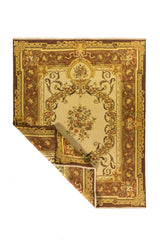 Alfombra rectangular clásica con esquina doblada que deja ver el reverso del tejido y su diseño floral elegante
