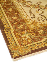 Primer plano lateral de alfombra tradicional con ornamentos florales curvos en tonos  dorado y verde suave