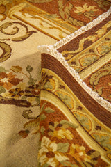 Detalle de alfombra doblada que muestra la textura del tejido, el grosor y los acabados del borde ornamental