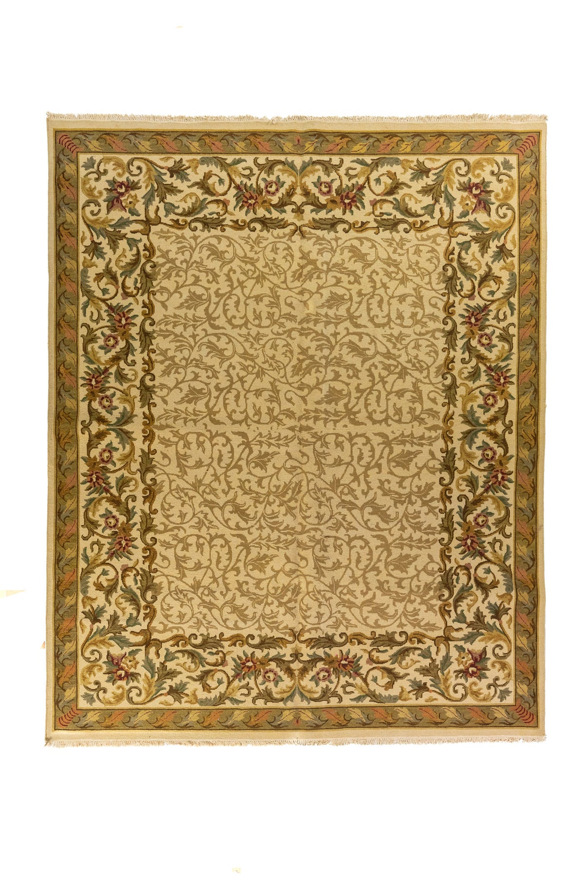 Alfombra clásica cuadrada en tonos beige, verde y rojo con delicados arabescos florales y elegante guarda ornamental