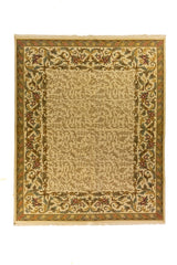 Alfombra clásica cuadrada en tonos beige, verde y rojo con delicados arabescos florales y elegante guarda ornamental