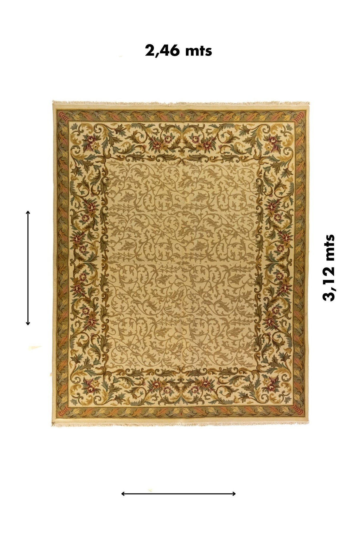 Alfombra clásica de 2.46 x 3.12 metros en tonos beige, verde y rojo con diseño floral simétrico y estilo elegante atemporal