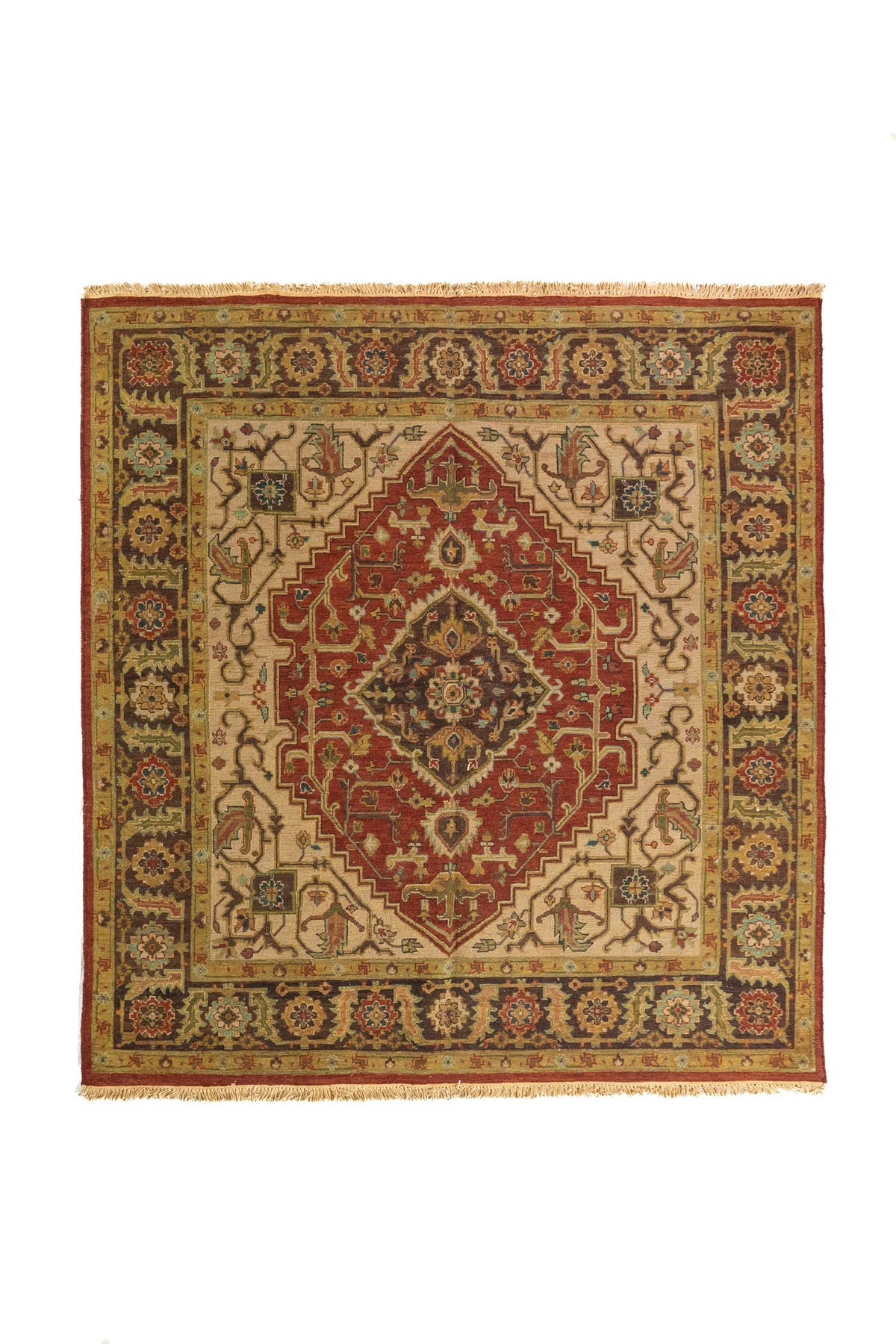 Alfombra oriental rectangular con medallón central rojo, fondo beige y guarda floral.