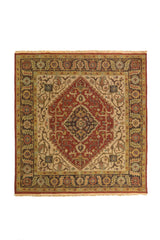 Alfombra oriental rectangular con medallón central rojo, fondo beige y guarda floral.