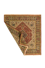Alfombra oriental con una esquina doblada que muestra el reverso del tejido y su diseño tradicional