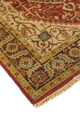 Primer plano de alfombra clásica con borde ornamental y motivos florales alrededor del diseño central