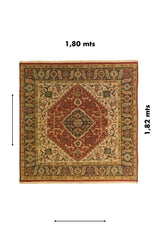Alfombra oriental cuadrada con diseño geométrico tradicional y medida aproximada de 1.80 mts por 1.82 mts.