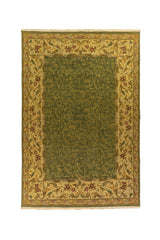 Alfombra clásica rectangular en tonos verde oscuro y beige con centro de arabescos vegetales y guarda floral ornamental