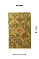 Alfombra rectangular de diseño geométrico tradicional en color verde con medida aproximada de 1.05 mts x 1.64 mts.