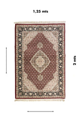 Alfombra clásica rectangular en tono rojo con medallón central y borde floral, presentada con medida aproximada de 1.25 x 2 mts.