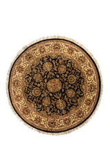 Alfombra redonda clásica en tonos negro, beige y dorado con diseño floral ornamental y borde decorativo.