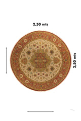 Alfombra redonda de 2.50 metros por 2.50 metros con diseño oriental clásico en tonos beige y rojo.