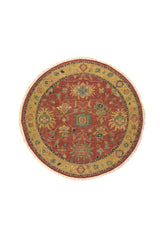 Alfombra redonda de estilo oriental en tonos rojo , dorado y verde oliva con motivos geométricos y florales.