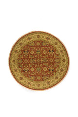Alfombra redonda de estilo oriental en tonos rojo, beige y verde oliva con diseño floral clásico.