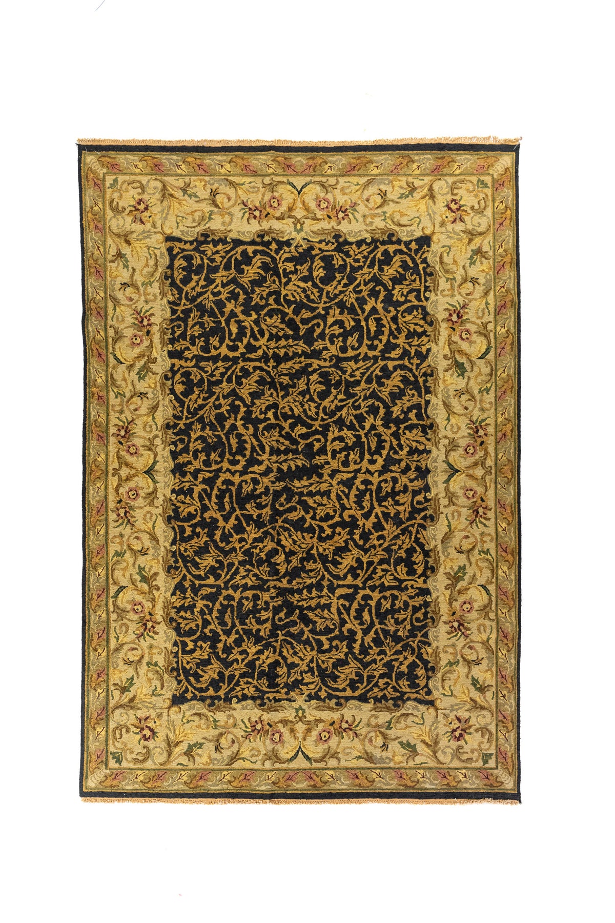 Alfombra rectangular clásica en tonos azul oscuro, beige y dorado con diseño floral ornamental y borde ancho decorado