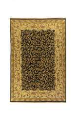 Alfombra rectangular clásica en tonos azul oscuro, beige y dorado con diseño floral ornamental y borde ancho decorado