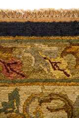 Detalle de borde de alfombra clásica con flores estilizadas, enredaderas y acabado en tono azul marino