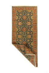 Alfombra pasillera de estilo clásico con esquina doblada que muestra el reverso del tejido y el detalle del borde flora