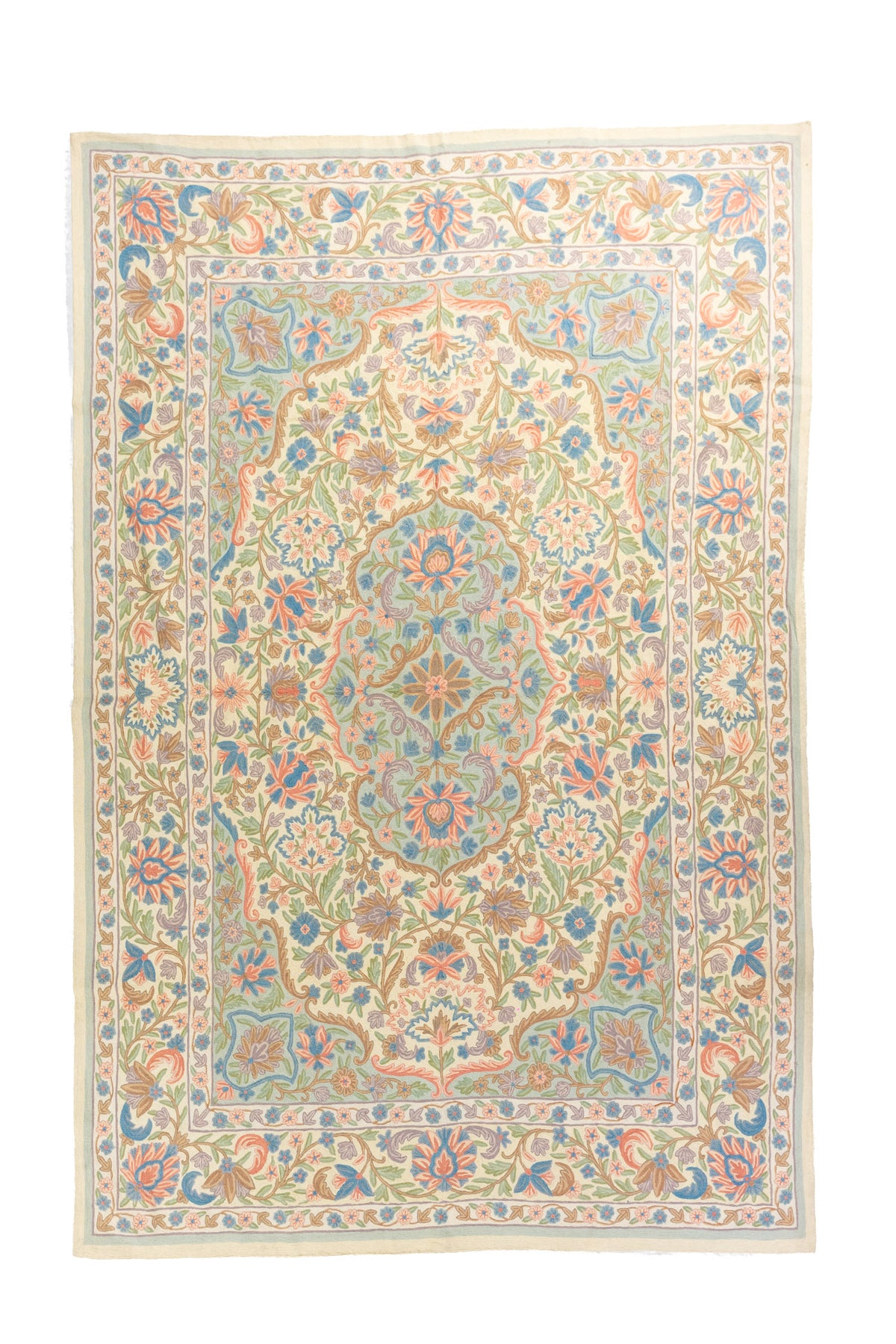 Alfombra clásica en tono beige con diseño floral ornamental en azul, anaranjado suave, verde y morado, vista completa