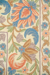 Imagen de detalle centrada en una zona del dibujo donde destaca una flor de mayor tamaño rodeada de pequeños motivos florales. La combinación de colores pastel realza el carácter ornamental y delicado de la pieza.