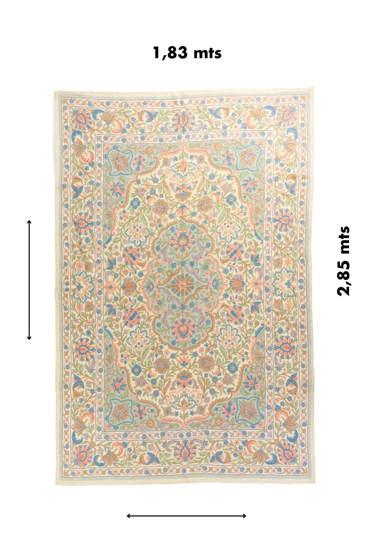 Imagen completa con medidas visibles de 1,83 x 2,85 metros. Esta vista permite dimensionar la pieza y apreciar el equilibrio entre el campo central, la guarda floral y la suave combinación cromática del diseño.