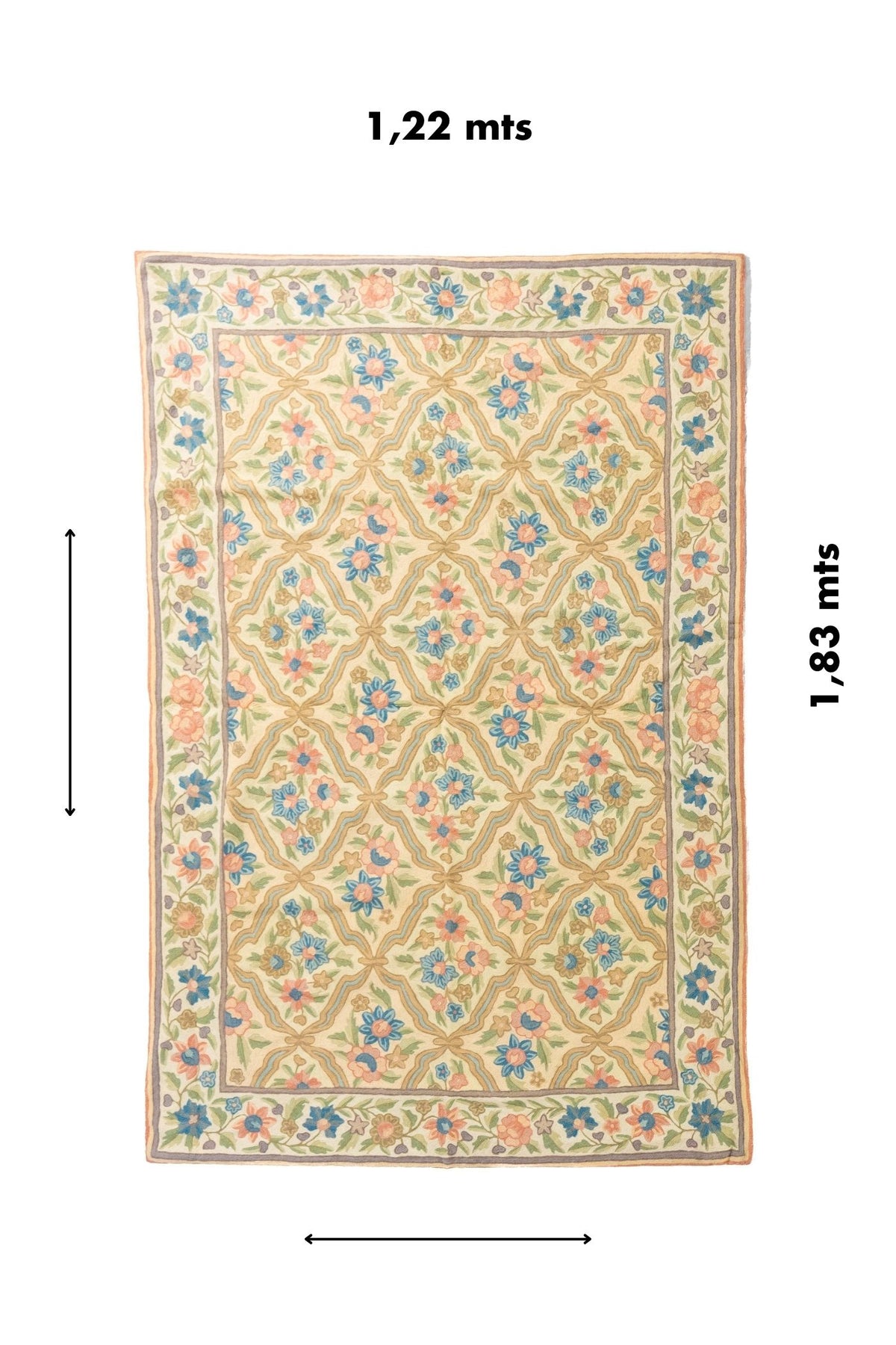 Alfombra rectangular de 1,22 x 1,83 metros con diseño floral repetitivo, fondo blanco suave y combinación de colores pastel que aporta un estilo delicado y luminoso.