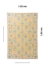 Alfombra rectangular de 1,22 x 1,83 metros con diseño floral repetitivo, fondo blanco suave y combinación de colores pastel que aporta un estilo delicado y luminoso.