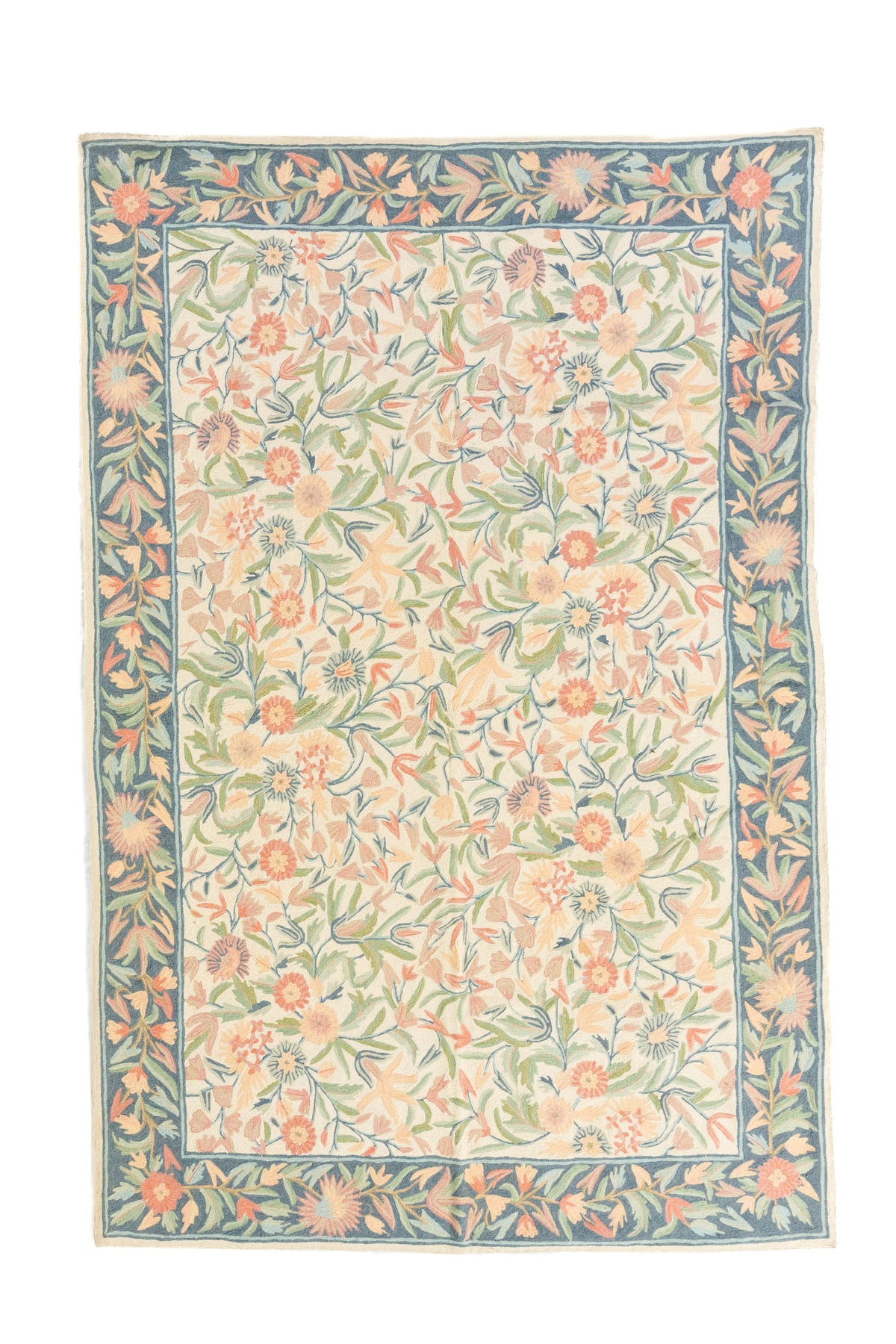 Alfombra floral rectangular en tonos pastel con fondo blanco suave y guarda azul suave