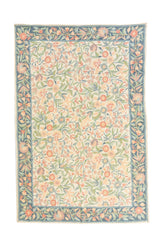 Alfombra floral rectangular en tonos pastel con fondo blanco suave y guarda azul suave