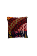 Almohadón cuadrado rojo multicolor con diseño patchwork y motivos geométricos